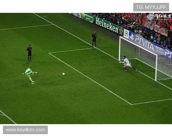 诺伊尔神勇八次扑救力保球门拜仁门神当选巴黎对决全场最佳